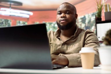 İşletme sahibi, yeni stratejiler üzerinde çalışarak ev ofis kurulumundan proje geliştirme çalışmalarına bakıyor. Serbest Çalışan, veri istatistiklerini ve raporlarını bir dizüstü bilgisayarda, telekomünikasyon yöntemlerinde analiz ediyor..