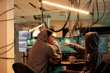 Siber suçlar, fidye saldırısı planlayan hackerler, sunucuyu hacklemek, veri çalmak, yasadışı yazılım kodlarını tartışmak. Dolandırıcılar gece bilgisayar sistemi şifresini kırıyor, bilgi sızıntısı