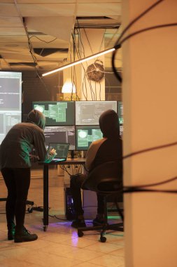 Hükümet veritabanına yasadışı giriş yapmaktan bahseden bir grup insan gece güvenlik duvarı şifrelemesini kırmaya çalışıyor. Casuslar bilgisayar sistemini hackliyor, veri çalıyor..