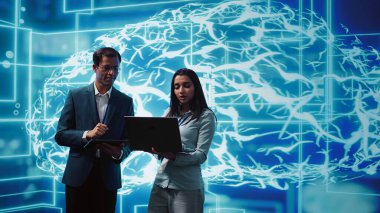 Yapay Zeka sinir ağlarını kullanan takım arkadaşları karmaşık problemleri çözmek için insan beyninden modellenmiştir. Bilgi işlem uzmanlarından oluşan bir ekip verileri ve görevleri incelemek için derin öğrenme kullanıyor, kamera B