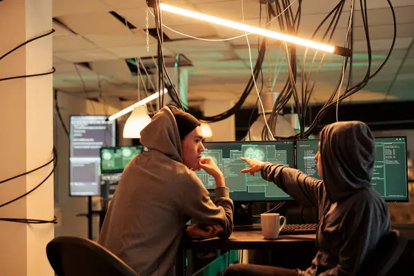 Siber suçlar, fidye saldırısı planlayan hackerler, sunucuyu hacklemek, veri çalmak, yasadışı yazılım kodlarını tartışmak. Dolandırıcılar gece bilgisayar sistemi şifresini kırıyor, bilgi sızıntısı