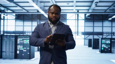 Gelişmiş teknolojiyle veri merkezini yöneten yazılım geliştiricisi, verimli ağ yönetimi sağlıyor. Sunucu odasında yürüyen yönetici, veri merkezi altyapısını tablet, kamera A ile optimize ediyor