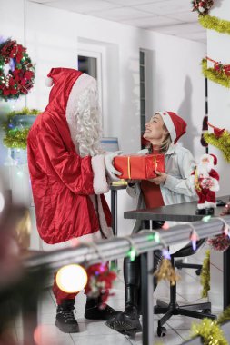 Şirketin patronu Noel Baba gibi giyinip Noel eğlencesini süslü toplantı odasında dağıtıyor ve asistana hediyeler sunuyor. Takım lideri Noel boyunca nazik hediyelerle iş personelini şaşırtıyor.