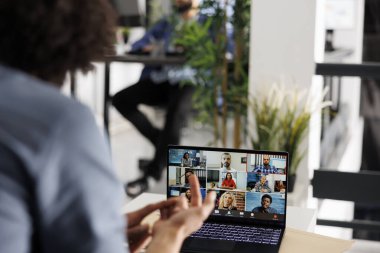 Arap girişimci, başlangıç ekibiyle dizüstü bilgisayarda sanal toplantı yapıyor. İş arkadaşlarıyla birlikte çalışma alanındaki video konferansı yoluyla profesyonel iş planı tartışması.