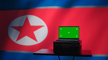 Pyongyang İstihbarat Merkezi 'nde, NATO ve Güney Kore düşmanlarına karşı güvenlik protokollerini uygulamak için diktatörlük tarafından kullanılan izole ekran bilgisayarı, Kuzey Kore bayrağı üzerinde izole edilmiş, kamera B