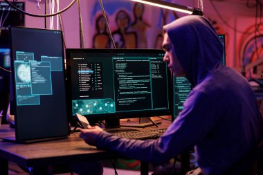 Genç Asyalı hacker internetteki sunucuya girip veri çalmak için SSSD virüsü taşıyor. Terk edilmiş depodaki şifreyi kırmak için fidye yazılımlı diski kullanan bir internet suçlusu.