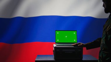 Rus eski KGB FSB servisi sınırlara saldıran füzeleri tespit etmek için yeşil ekranda radar kullanıyor. Moskova rejim ordusu yaklaşan roketleri taramak için model aygıt kullanıyor, kalkanları yerleştiriyor, kamera B