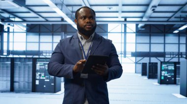 Gelişmiş teknolojiyle veri merkezini yöneten yazılım geliştiricisi, verimli ağ yönetimi sağlıyor. Sunucu odasında yürüyen yönetici, veri merkezi altyapısını tablet, kamera A ile optimize ediyor