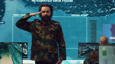 Çavuş albaya ve yüksek rütbeli subaylara saygılarını sunuyor. Komuta merkezinde istihbarat, onur ve görev başında çalışırken yüzbaşıları selamlıyor. Kamera A.