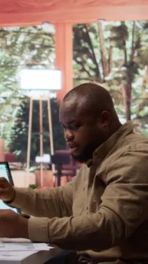 Dikey Video İşletme sahibi, kendi evinde online alışveriş, elektronik bankacılık için kredi kartıyla girişimi için kaynak satın alıyor. Girişimci dizüstü bilgisayardan bir şey satın alıyor. Kamera B.