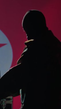 Kuzey Kore hava savunma operatörü Kore çatışması sırasında gelen füzeleri tespit etmek için radar sistemi kullanıyor. Pyongyang rejimi askeri roketleri tarıyor, sınırlara yaklaşıyor, kalkanları açıyor.