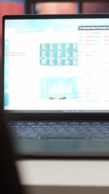 Finansal veri satış raporlarını gösteren bir dizüstü bilgisayarı olan dikey Video Boş Ev Ofisi, uzaktan çalışan küçük bir işletme sahibinin kurulumu. Finans ve ekonomi bilgi grafikleri dengesi. Para yönetimi.