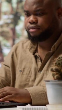 Dikey Video Girişimcisi daha fazla fon elde etmek ve işi genişletmek, kâr ve satışları artırmak için yeni bir strateji düşünüyor. Finansal denetimler ve bir dizüstü bilgisayarda bütçe planlaması, telekomünikasyon. Kamera.