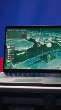 Rus Federal Güvenlik Servisi, sınırlara saldıran balistik füzeleri tespit etmek için radar sistemini kullanıyor. Kremlin rejim ordusu yaklaşan roketleri taramak ve kalkanları yerleştirmek için dizüstü bilgisayar kullanıyor.
