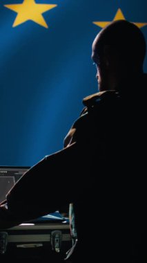 AB 'nin dikey video ittifak mühendisi, totaliter hükümetlerin çıkarlarını destekleyen sosyal medyada sahte hesaplara karşı koruma sağlıyor. Avrupa Birliği için çalışan teknisyen siber güvenlik işi yapıyor, kamera