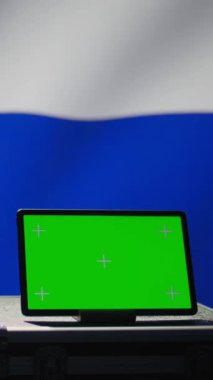 Dikey video eski KGB FSB gizli polis ajanı kitle iletişim araçlarını yeşil ekran dizüstü bilgisayarında kullanarak nüfus zihinlerini etkiliyor. Rus casusu muhalif sesleri susturmak için sahte defter kullanıyor.