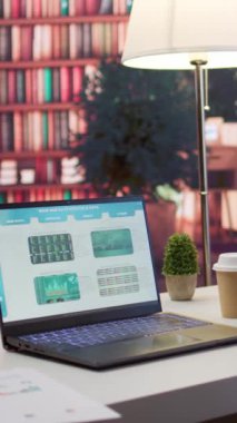 Bilgi grafikleri ve muhasebe verilerini, finansal iş raporlarını gösteren tablet ve dizüstü bilgisayarı olan dikey video boş ev ofisi. Piyasa ve ekonomi üzerine çalışmak için bir uzman için kullanılan alan