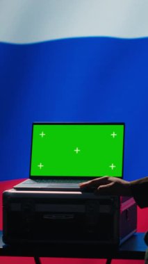 Rus eski KGB FSB servisi yeşil ekran laptopunda radar kullanarak sınırlara saldıran füzeleri tespit ediyor. Moskova rejim ordusu yaklaşan roketleri taramak ve kalkanları yerleştirmek için model aygıt kullanıyor.