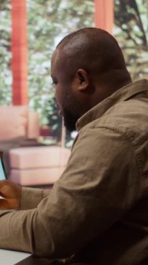 Dikey Video İşadamı, iş yerindeki ticari ofis alanlarını araştırıyor, mükemmel bir başlangıç mülkü bulmak için planlar gözden geçiriyor ve bina planları hazırlıyor. Emlak