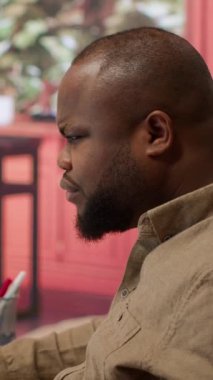 Dikey Video Satış uzmanı, ofisinden genişleme planlarını değerlendirmek için mali raporları ve performans ölçümlerini gözden geçiriyor. İş danışmanı çevrimiçi bilgi ve giderleri inceler