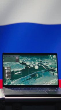 Rus Federal Güvenlik Servisi, sınırlara saldıran balistik füzeleri tespit etmek için radar sistemini kullanıyor. Kremlin rejim ordusu yaklaşan roketleri taramak ve kalkanları yerleştirmek için dizüstü bilgisayar kullanıyor.