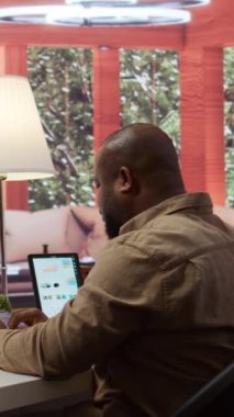 Vertical Video Business yöneticisi, yeni bir yatırım stratejisi oluşturmak için notlar yazarak, merkez ofisteki bütçe rakamlarını gözden geçiriyor. Girişim faaliyetini küresel olarak geliştirmek, pazarı değerlendirmek için çalışmak