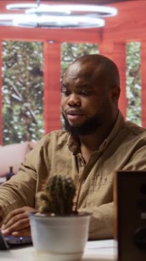 Bilgi ve iş faaliyet raporlarıyla veri ve para yönetimi üzerinde çalışan Dikey Video Genel Müdürü, genişleme hedeflerine ulaşmaktadır. Hesap bakiyeli mali planlama