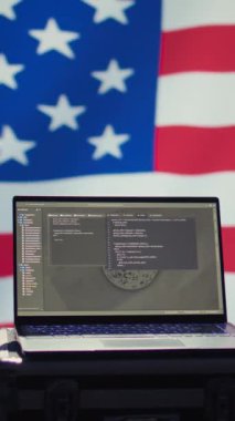 ABD CIA Ajansı 'nın, toplumu etkilemek ve psikolojik operasyonlar yapmak için dizüstü bilgisayarında kitle propagandası araçları kullandığı dikey video. Merkezi İstihbarat Teşkilatı, Psikolojik Operasyon sabotajını aygıt kullanarak gerçekleştiriyor