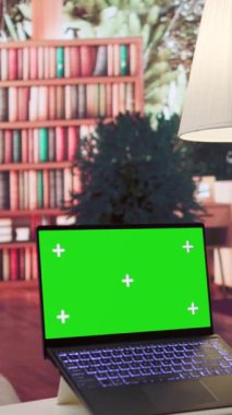Dikey Video Finans Danışmanı, doğru bir ekonomik rapor oluşturmak için hesapların dengesini kullanarak, bir fotokopi alanı modelleme ekranının yanında bilgi grafikleriyle çalışır. Girişimci iş verilerini inceler. Kamera B.