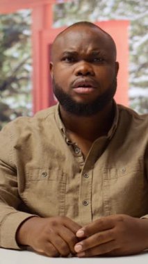 Profesyonel iş adamının mali istatistikleri analiz ettiği dikey video POV ve ev ofisinden yapılan bir video konferansta yatırımcılarla bütçe tahsislerini tartışıyor. Girişimci video çağrısında