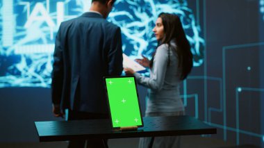 Mühendisler karmaşık problemleri çözmek için insan beyninden modellenmiş yeşil ekran tableti ve yapay zeka ağları kullanıyorlar. Şirket verilerine, kamera A 'ya bakmak için yapay zeka ve modelleme cihazı kullanan işçiler.