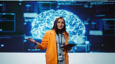 Teknoloji konferansında sunum yapan mutlu konuşmacı, ortaya çıkan yapay zeka teknolojilerinin şirketlerin iş gücünü olumlu yönde artırabileceğini keşfediyor. Sunucu yapay zeka çözümlerini tanıtıyor, kamera B