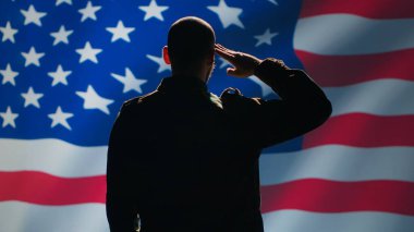 Amerikan askeri komuta merkezindeki Amerikan bayrağına el sallayarak selam veriyor, saygı gösteriyor. Birleşik Devletler Silahlı Kuvvetleri 'nde görev yapan askeri birlik vatansever hareketler yapıyor. Kamera A.