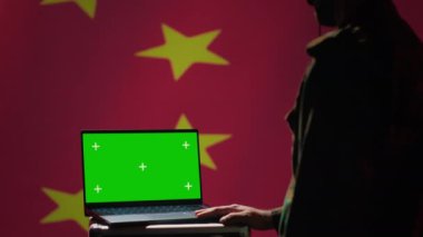 Çin gizli polisi, kitle zihinlerini etkilemek için krom anahtar dizüstü bilgisayarda kitlesel propaganda araçları kullanıyor. Komünist Parti rejimi, Not Defteri ve Kamera A kullanarak Psikolojik Operasyon sabotajı gerçekleştirdi