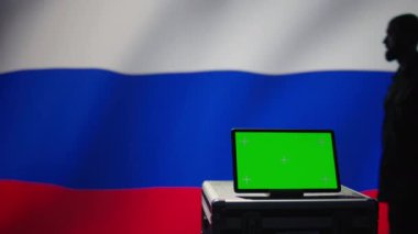 Eski KGB FSB gizli ajanı kitlesel propaganda araçlarını kullanarak yeşil ekran dizüstü bilgisayarında nüfus zihinlerini etkiliyor. Rus casusu çevrimiçi muhalif sesleri susturmak için maket defter, kamera B kullanıyor.