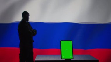 Rus devlet güvenlik teşkilatları tarafından terör saldırılarını koordine etmek için kullanılan bir tablet. Eski KGB FSB ajansı tarafından sınır genişlemesini organize etmek için kullanılan yeşil ekran cihazı, Rusya bayrağı üzerinde izole edilmiş, kamera B