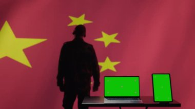 Çin Hava Savunma Birimi personeli yeşil ekran cihazlarıyla düşman hava saldırılarını izliyor. Çin Gizli Servisi kroma anahtar radar ekipmanları ve kamera B ile hava sahası üstünlüğünü koruyor.