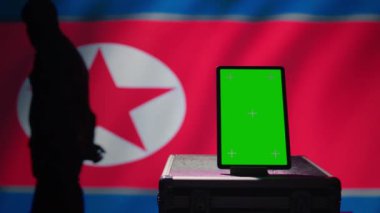 Kuzey Kore devlet güvenlik servisleri tarafından terörist saldırıları koordine etmek için kullanılan bir tablet. Sınırı kontrol etmek için Pyongyang rejimi tarafından kullanılan izole ekran cihazı, Kuzey Kore bayrağı üzerinde izole edilmiş, kamera B