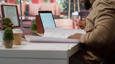 Şirket binasının inşasını ve yenilenmesini planlamak için planlar kullanarak yeni ofis alanları arayan bir teknoloji şirketinin sahibi. İş yeri taslaklarının değerlendirilmesi ve gözden geçirilmesi. Kamera A.