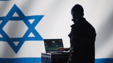 İsrail hava savunma komutanı, gelen balistik füzeleri tespit etmek için dizüstü bilgisayardaki radar sistemini kullanarak askere alındı. IDF askeri roketleri tarıyor sınırlara yaklaşıyor, kalkanlar yerleştiriliyor, kamera A