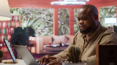 Bilgi grafikleri oluşturan ve dizüstü bilgisayardaki iş raporlarını yöneten bir iş danışmanı modern çalışma stratejileri sergiliyor. Bir başlangıç projesi geliştirmek ve mali istatistikleri gözden geçirmek. Kamera B.