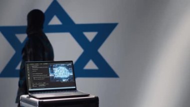 İsrailli programcı, yapay zeka öğrenimi kullanarak sosyal ağlarda robot hesapları yapıyor. Mossad için çalışan teknisyen sahte haber yaymak için yapay zeka algoritmaları yapıyor. Kamera A.