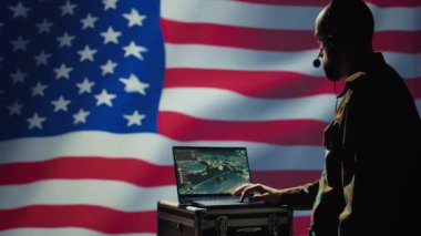 ABD Hava Kuvvetleri ajanı, gelen balistik füzeleri tespit etmek için dizüstü bilgisayarında radar sistemi kullanıyor. Amerikan NATO askeri sınırlara yaklaşan roketleri tarıyor, kalkanları indiriyor, ABD bayrağı, kamera B