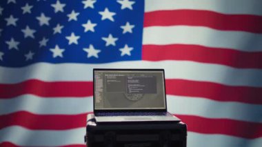 ABD CIA ajansı dizüstü bilgisayardaki kitlesel propaganda araçlarını kullanarak nüfusu etkiliyor ve psikolojik operasyonlar yürütüyor. Merkezi İstihbarat Teşkilatı Psikolojik Operasyon sabotajını cihaz, kamera B kullanarak gerçekleştiriyor.