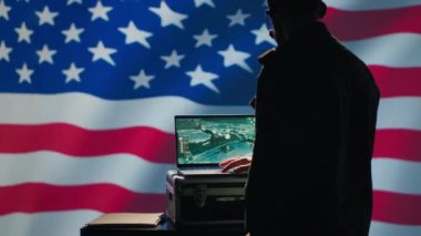 ABD Hava Kuvvetleri ajanı, gelen balistik füzeleri tespit etmek için dizüstü bilgisayarında radar sistemi kullanıyor. Amerikan NATO askeri sınırlara yaklaşan roketleri tarıyor, kalkanları indiriyor, ABD bayrağı, kamera A