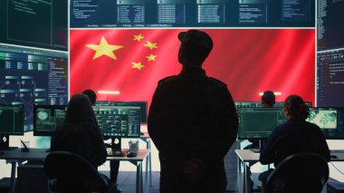 Çin askeri personeli yüksek teknolojili bir hükümet hackleme odasında rakip ülkelerin devlet sırlarını çalmak için çalışıyor. Çin ordusu ileri teknolojiyi sömürüyor, korku salıyor. Kamera B.
