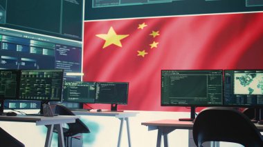 Büyük ekranda Çin bayrağı olan boş bir devlet hackleme odası siber savaş ve yanlış bilgilendirme. Çin propagandası, sahte haberler ve melez savaşı sırasında yanlış bilgi yayılması. Kamera B.