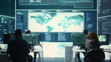 Hükümetin hackleme odasındaki uzmanlardan oluşan siber istihbarat ekibi ulusal sırları korumanın yollarını arıyor. Dijital güvenlik, siber gözetim ve siber terörizmin önlenmesi. Kamera B.