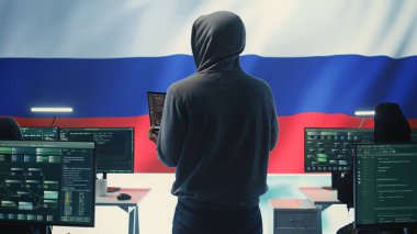 Rus hükümetinin siber savunma odasında çalışan şaibeli biri siber terörizm sergiliyor. Hacker 'ın sahte haberler yayması ve ulus arasında manipülasyon yapması, politik saldırganlık. Kamera B.