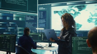 Hükümet hackerları siber saldırıları şifreleri kırarak, online güvenliği tehlikeye atarak gerçekleştiriyor. Uzmanlar dijital ağlara sızıp güvenlik protokollerini ihlal ediyorlar. Siber gözetim. Kamera B.